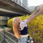 Lee Chae-yeon Instagram - 기분이 노랑노랑💛 내 머리 노랑노랑👩🏼 꽃도 노랑노랑🌼