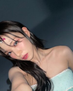 Lee Chae-young Instagram - very soon #MOMENTICA#모먼티카