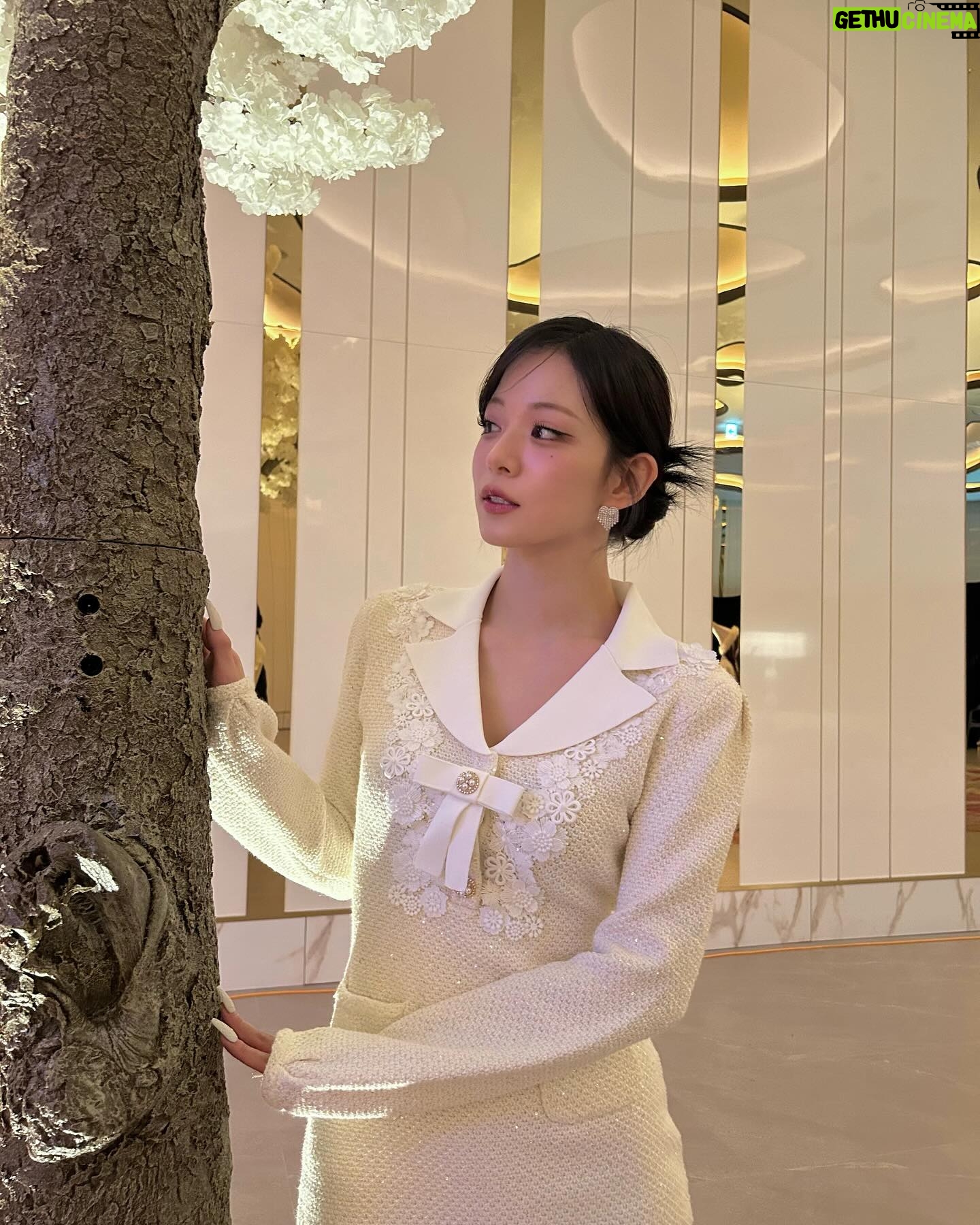 Lee Chae-young Instagram - White Holiday❄️