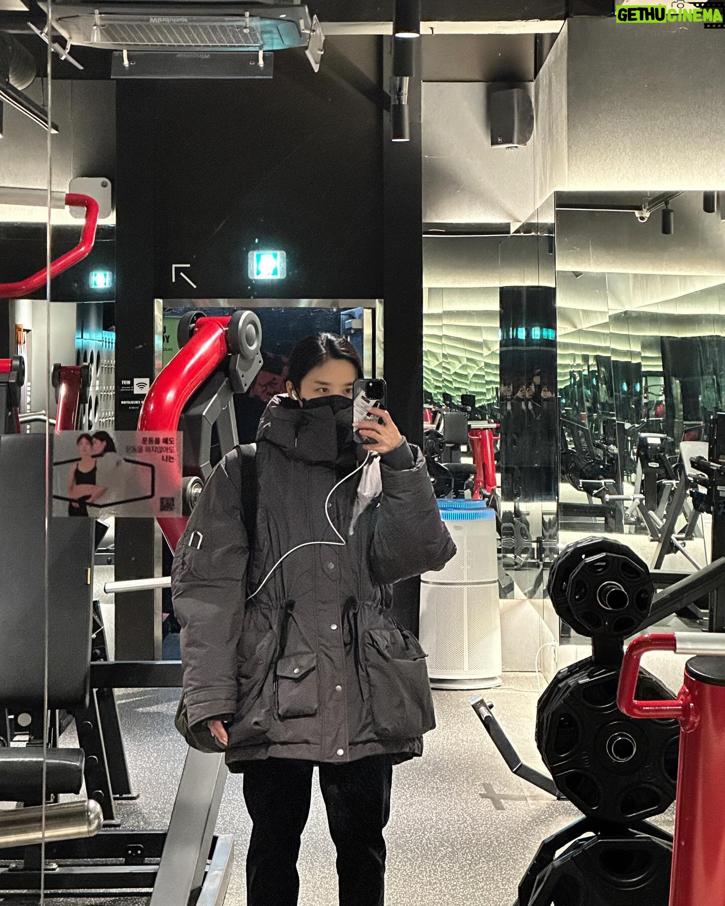 Lee Chung-ah Instagram - 운동은 왔다만 표정은 못 숨겼다고 한다