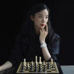 Lee Chung-ah Instagram - 05:00PM ♟️🎹 해 질 무렵 시작된 이청아의 시간. 낮과 밤, 블랙과 화이트의 간극에서 게임이 시작된다. #CHANEL #J12 #CHANELWatches #Ad @chanelofficial @ellekorea