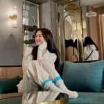 Lee Chung-ah Instagram - Yoon Si-Hyeon 🧦 채희 아가씨 오시기 전의 평화 #Celebrity #Episode7 @netflixkr