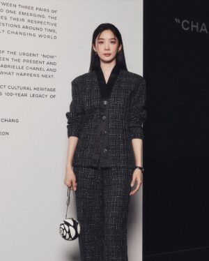 Lee Chung-ah Instagram - 🖤
@chanelofficial x @friezeofficial 

🔗 In truth, maybe everything is connected and the more I work, the more I realize - Lim minouk

#Chanel #샤넬아트앤컬쳐