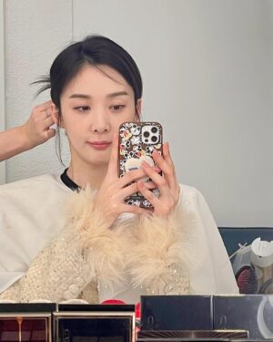 Lee Chung-ah Instagram - 시현이 환하게 웃던 그 날 with 깃털

🪽✨

#Celebrity 
#thebeginningofeverything
