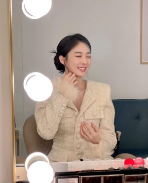 Lee Chung-ah Instagram - 시현이 환하게 웃던 그 날 with 깃털

🪽✨

#Celebrity 
#thebeginningofeverything