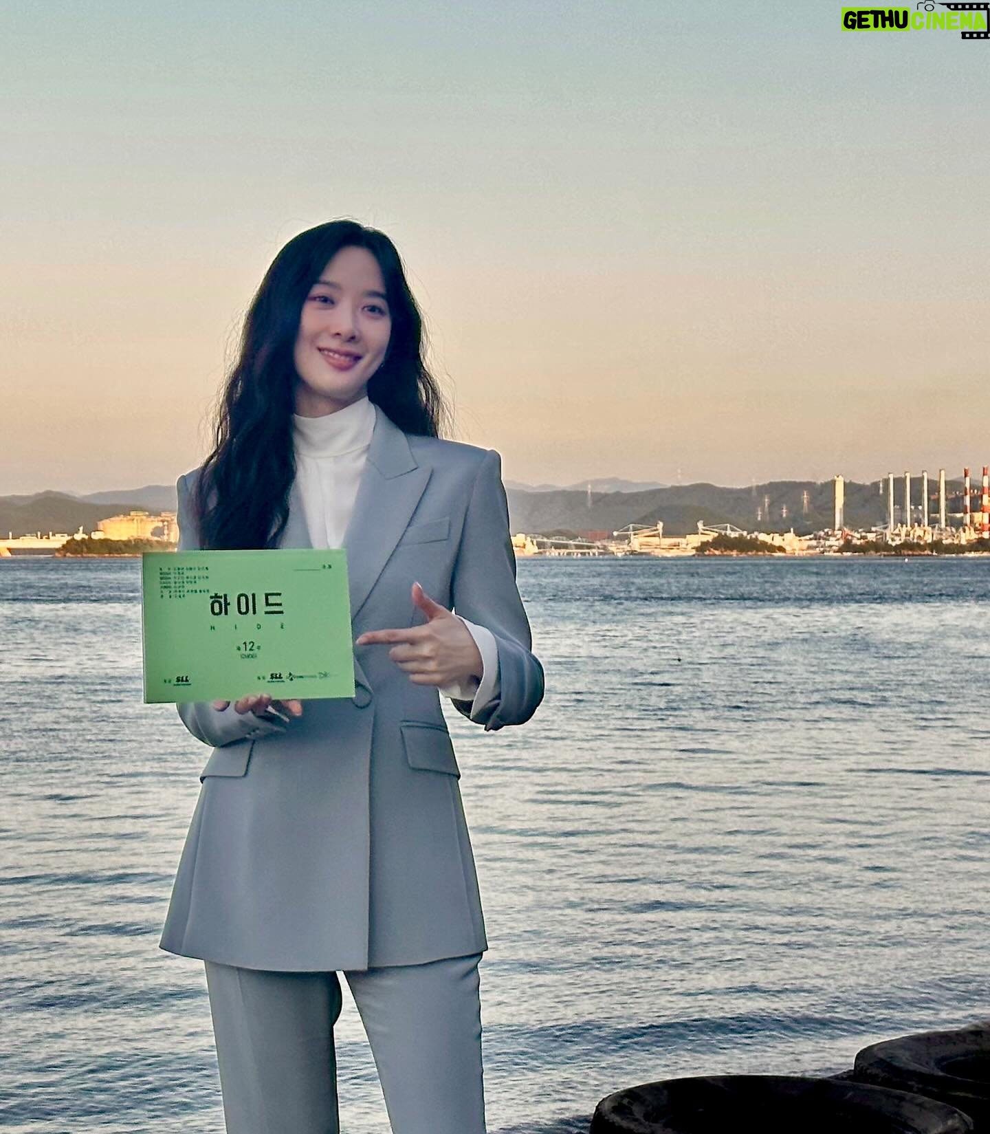 Lee Chung-ah Instagram - 함께 한 곳 보고 달려와준 연주 팀, 덕분에 잘 마칠 수 있었어 너무 고마워 🫶🏻 늘 곁에 있어준 내 동생들 영준 리안 지연 안나 다예 윤정이 든든한 살롱하츠 식구들 흥권 대표님 수빈원장님 나은쌤 언제나 서포트 초롱 실장님 앨로컴퍼니 그리고 덕균오빠 두진이사님 제이와이드 모든 식구들 ✨ 오늘을 빌어 깊은 감사를 전해요 이 봄, 또 하나의 작품을 지나 보냅니다 연주 안녕 ☁️ 안녀엉 🌤️ #하이드 2023.4~2024.4.28