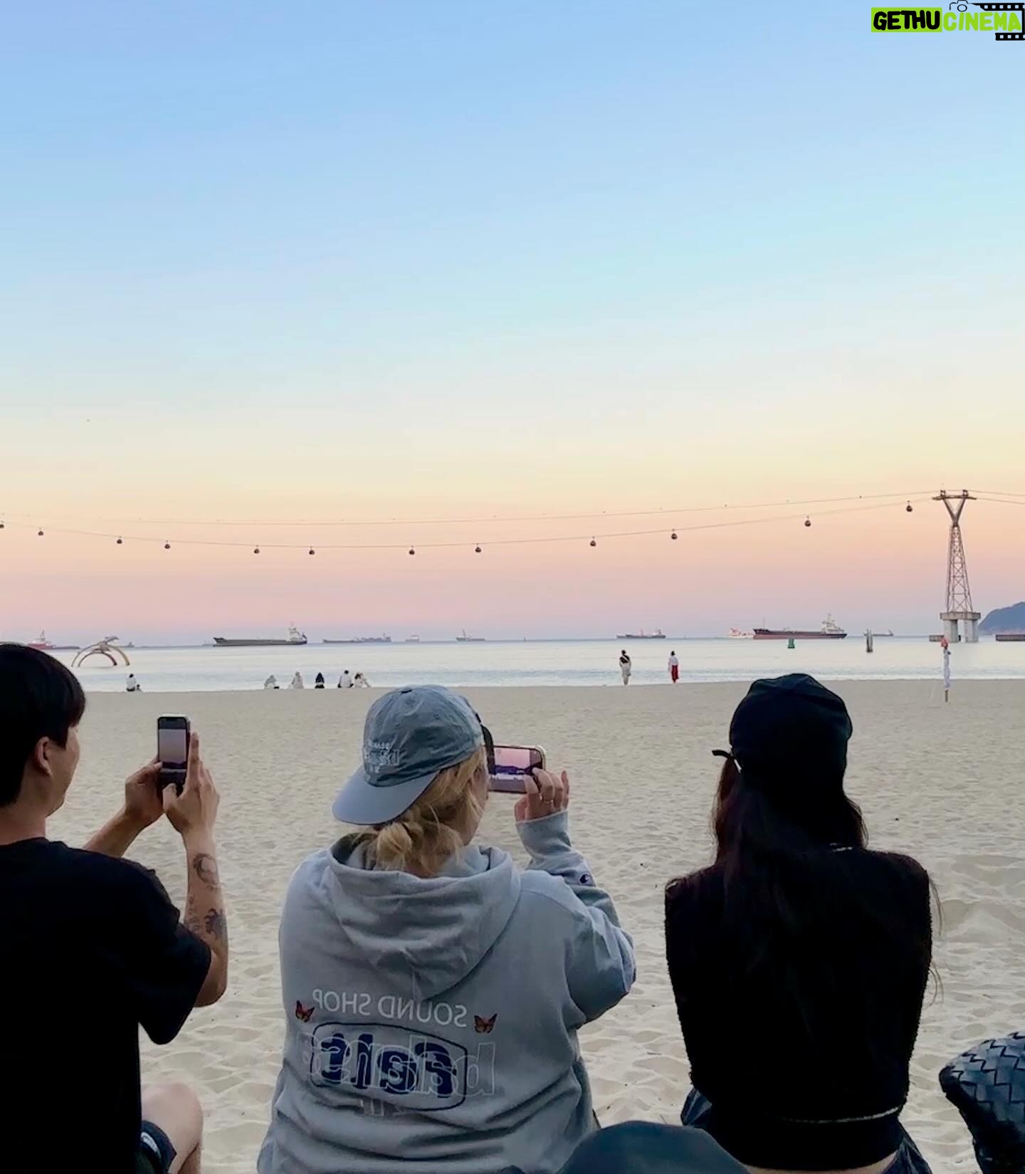 Lee Chung-ah Instagram - 함께 한 곳 보고 달려와준 연주 팀, 덕분에 잘 마칠 수 있었어 너무 고마워 🫶🏻 늘 곁에 있어준 내 동생들 영준 리안 지연 안나 다예 윤정이 든든한 살롱하츠 식구들 흥권 대표님 수빈원장님 나은쌤 언제나 서포트 초롱 실장님 앨로컴퍼니 그리고 덕균오빠 두진이사님 제이와이드 모든 식구들 ✨ 오늘을 빌어 깊은 감사를 전해요 이 봄, 또 하나의 작품을 지나 보냅니다 연주 안녕 ☁️ 안녀엉 🌤️ #하이드 2023.4~2024.4.28