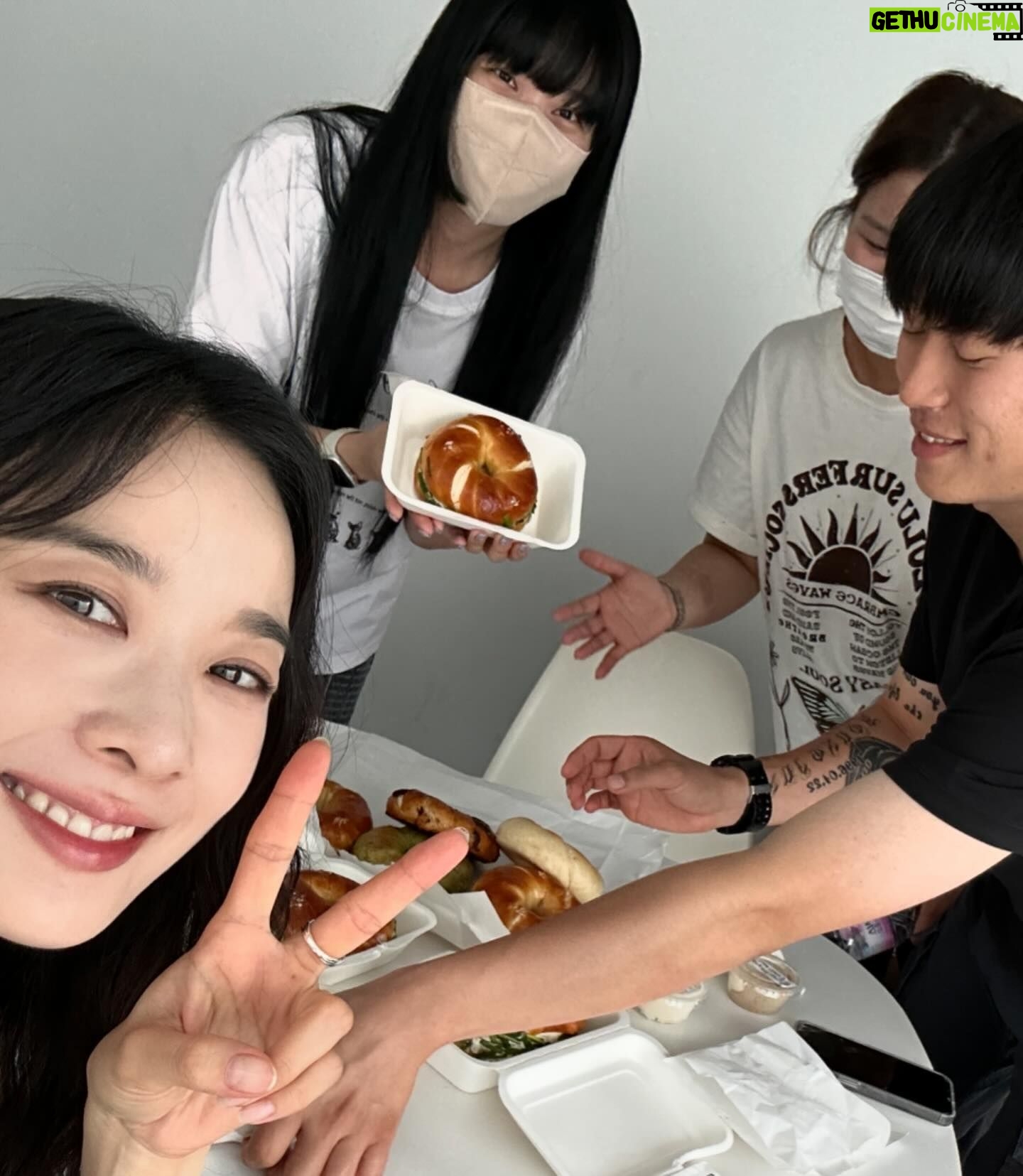 Lee Chung-ah Instagram - 함께 한 곳 보고 달려와준 연주 팀, 덕분에 잘 마칠 수 있었어 너무 고마워 🫶🏻 늘 곁에 있어준 내 동생들 영준 리안 지연 안나 다예 윤정이 든든한 살롱하츠 식구들 흥권 대표님 수빈원장님 나은쌤 언제나 서포트 초롱 실장님 앨로컴퍼니 그리고 덕균오빠 두진이사님 제이와이드 모든 식구들 ✨ 오늘을 빌어 깊은 감사를 전해요 이 봄, 또 하나의 작품을 지나 보냅니다 연주 안녕 ☁️ 안녀엉 🌤️ #하이드 2023.4~2024.4.28