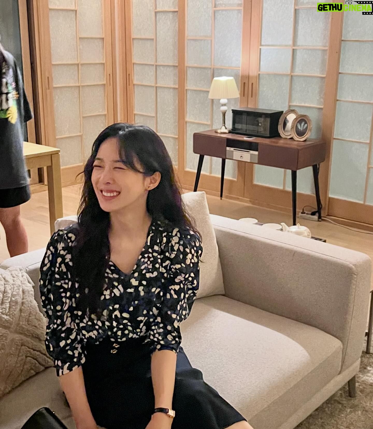 Lee Chung-ah Instagram - 함께 한 곳 보고 달려와준 연주 팀, 덕분에 잘 마칠 수 있었어 너무 고마워 🫶🏻 늘 곁에 있어준 내 동생들 영준 리안 지연 안나 다예 윤정이 든든한 살롱하츠 식구들 흥권 대표님 수빈원장님 나은쌤 언제나 서포트 초롱 실장님 앨로컴퍼니 그리고 덕균오빠 두진이사님 제이와이드 모든 식구들 ✨ 오늘을 빌어 깊은 감사를 전해요 이 봄, 또 하나의 작품을 지나 보냅니다 연주 안녕 ☁️ 안녀엉 🌤️ #하이드 2023.4~2024.4.28