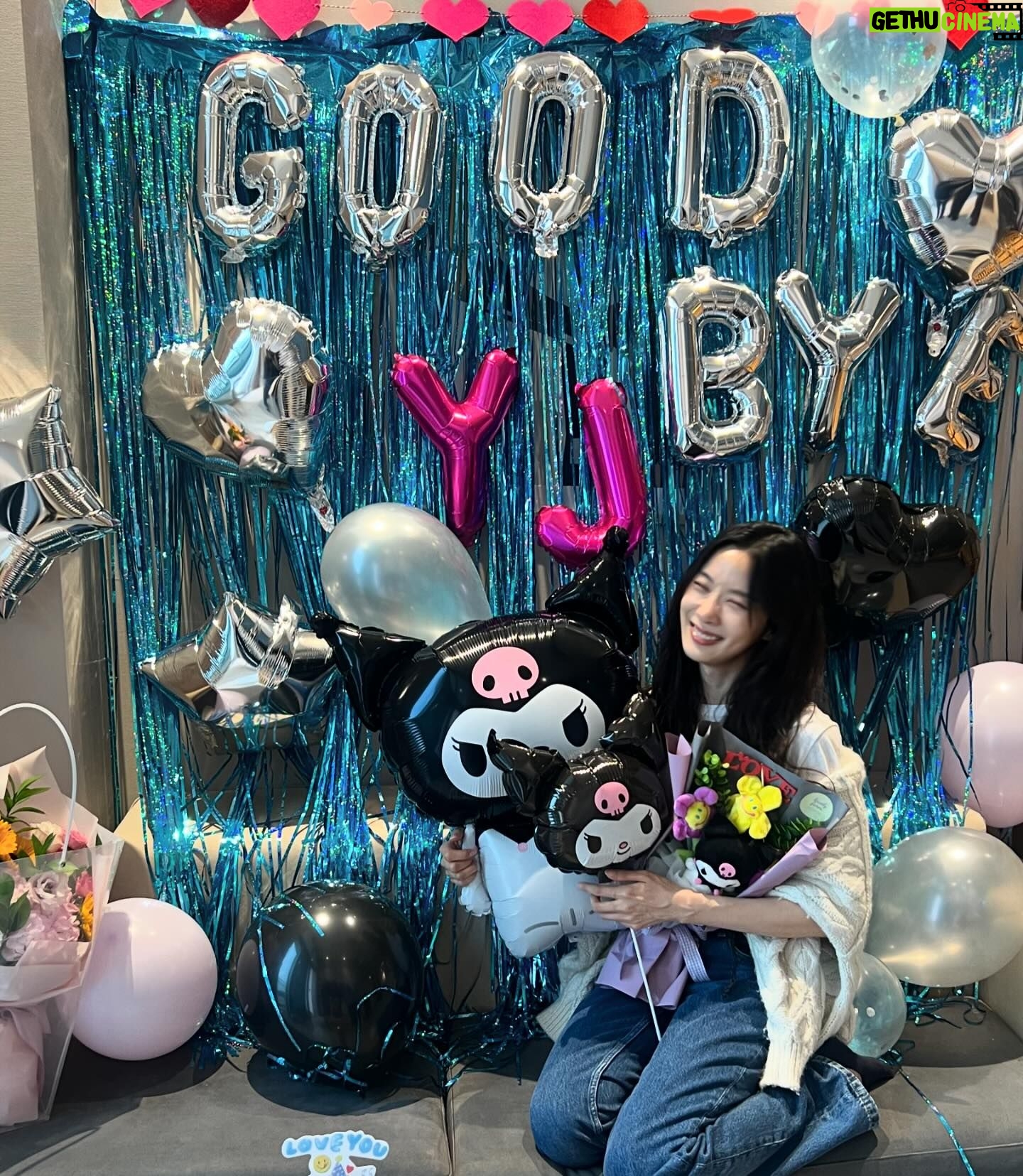 Lee Chung-ah Instagram - 함께 한 곳 보고 달려와준 연주 팀, 덕분에 잘 마칠 수 있었어 너무 고마워 🫶🏻 늘 곁에 있어준 내 동생들 영준 리안 지연 안나 다예 윤정이 든든한 살롱하츠 식구들 흥권 대표님 수빈원장님 나은쌤 언제나 서포트 초롱 실장님 앨로컴퍼니 그리고 덕균오빠 두진이사님 제이와이드 모든 식구들 ✨ 오늘을 빌어 깊은 감사를 전해요 이 봄, 또 하나의 작품을 지나 보냅니다 연주 안녕 ☁️ 안녀엉 🌤️ #하이드 2023.4~2024.4.28
