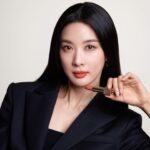 Lee Chung-ah Instagram - @hourglasscosmetics Pick your Color💄 HOURGLASS 💄 #AD #광고모델 #아워글래스 #팬텀볼류마이징글로시밤 #WISH #청아코랄 #HOURGLASS #PHANTOMVOLUMIZINGGLOSSYBALM #AMBIENTLIGHTINGPALETTE