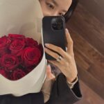 Lee Chung-ah Instagram – 🌹🌹🌹

Saint Roses @ysl 

Cant wait until Tuesday