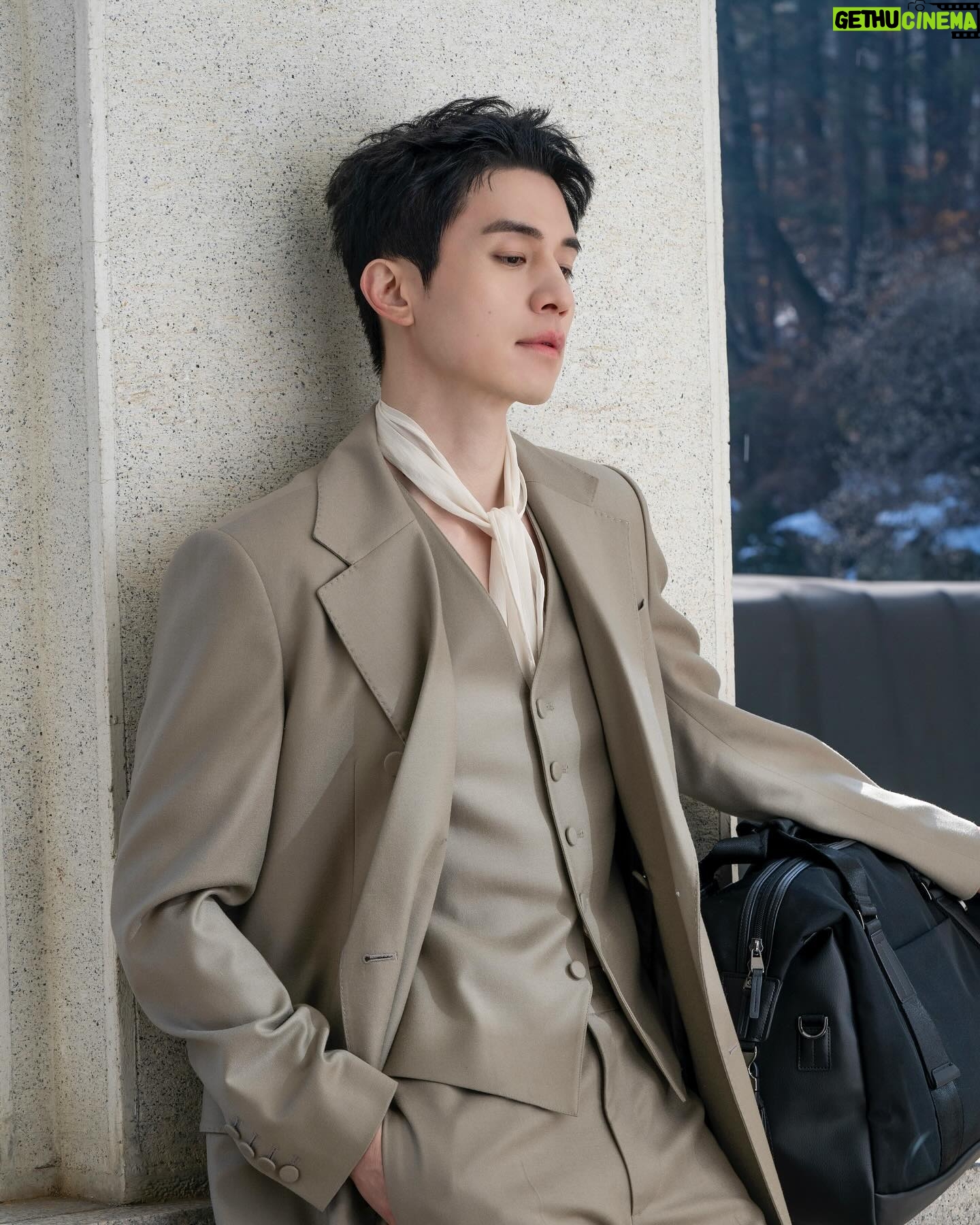 Lee Dong-wook Instagram - - 욱브르 박물관 오픈 🎨 완벽한 전시회로 지금 초대합니다🤍 - 포스트 보러 가기 👉🏻 https://naver.me/GQNnQ4Hm - #이동욱 #LeeDongWook #李栋旭 #욱스타그램 #광고 #쌤소나이트 #Samsonite