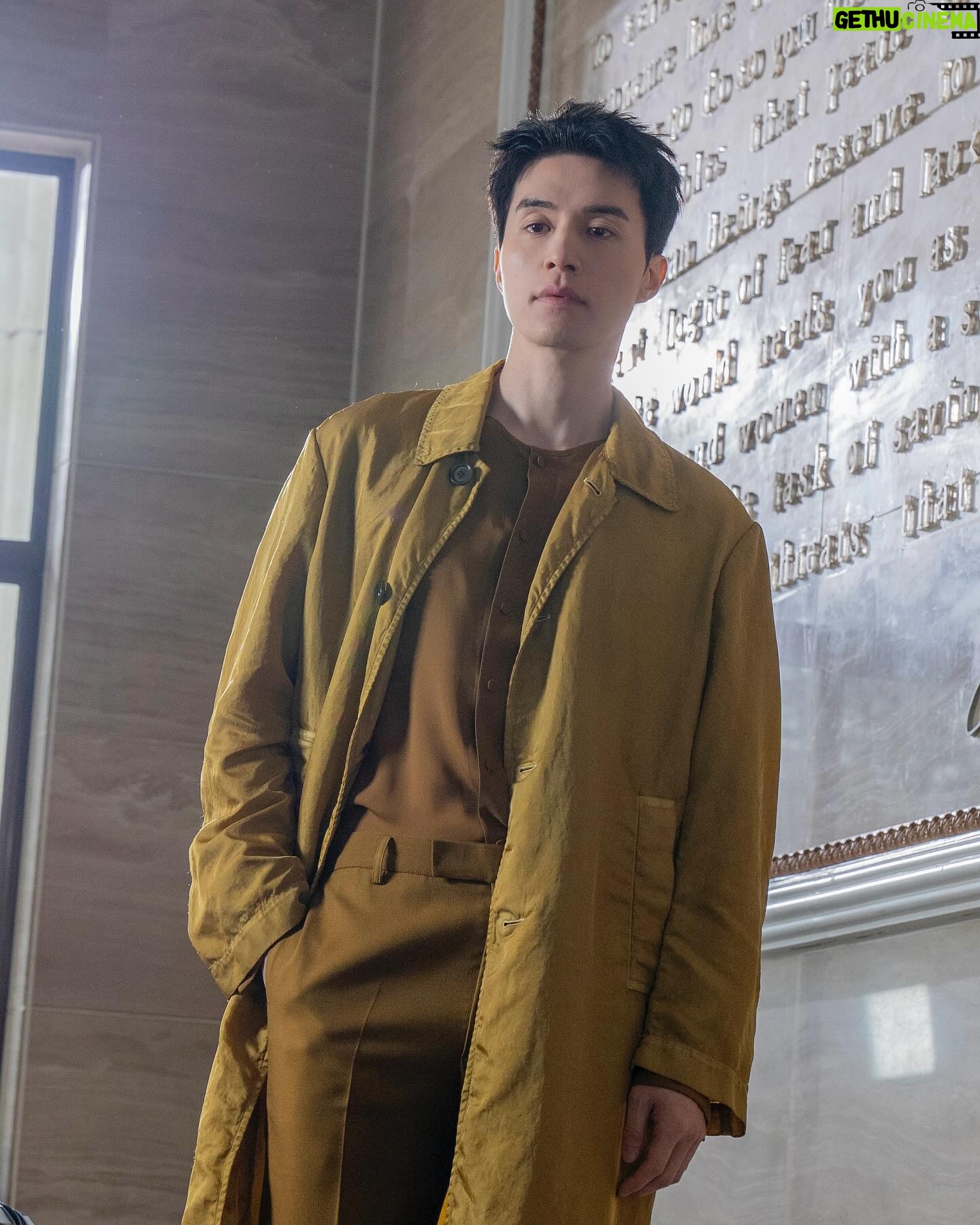 Lee Dong-wook Instagram - - 욱브르 박물관 오픈 🎨 완벽한 전시회로 지금 초대합니다🤍 - 포스트 보러 가기 👉🏻 https://naver.me/GQNnQ4Hm - #이동욱 #LeeDongWook #李栋旭 #욱스타그램 #광고 #쌤소나이트 #Samsonite