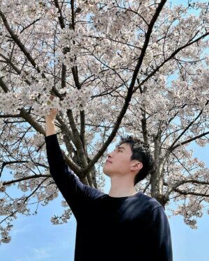 Lee Dong-wook Instagram - 벚꽃 예쁘다🌸🩷