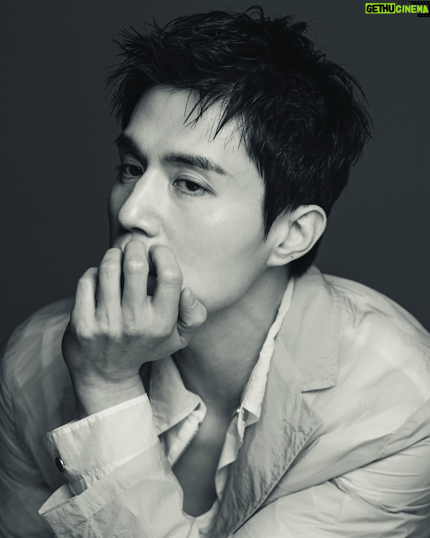 Lee Dong-wook Instagram - - 동욱 배우와 맞이하는 화려한 봄💐 ‘보그 맨 홍콩(Vogue Man Hong Kong)’ 포스트에서 함께해요! - 포스트 보러 가기 👉🏻 https://naver.me/56aSjhNo - #이동욱 #LeeDongWook #李栋旭 #욱스타그램 #보그맨홍콩 #VogueManHongKong