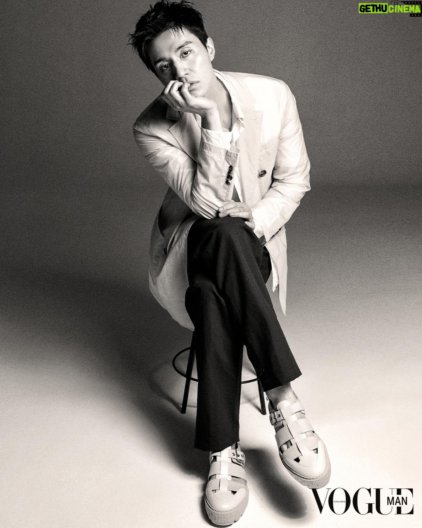 Lee Dong-wook Instagram - - 동욱 배우의 ‘Vogue Man Hong Kong’ 4월 호 화보📸 화려함 속에 더 화려한 동욱 배우의 비주얼💐 더 많은 화보와 인터뷰는 ‘보그 맨 홍콩(Vogue Man Hong Kong)’ 4월 호와 ‘아트 바젤 홍콩(Art Basel Hong Kong)’에서 만나보세요✔️ - #이동욱 #LeeDongWook #李栋旭 #욱스타그램 #보그맨홍콩 #VogueManHongKong