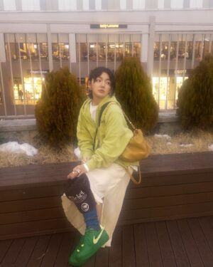 Lee Eun-saem Instagram - 🐑❤︎❤︎❤︎…
#loewe #로에베 #Flamencopurse