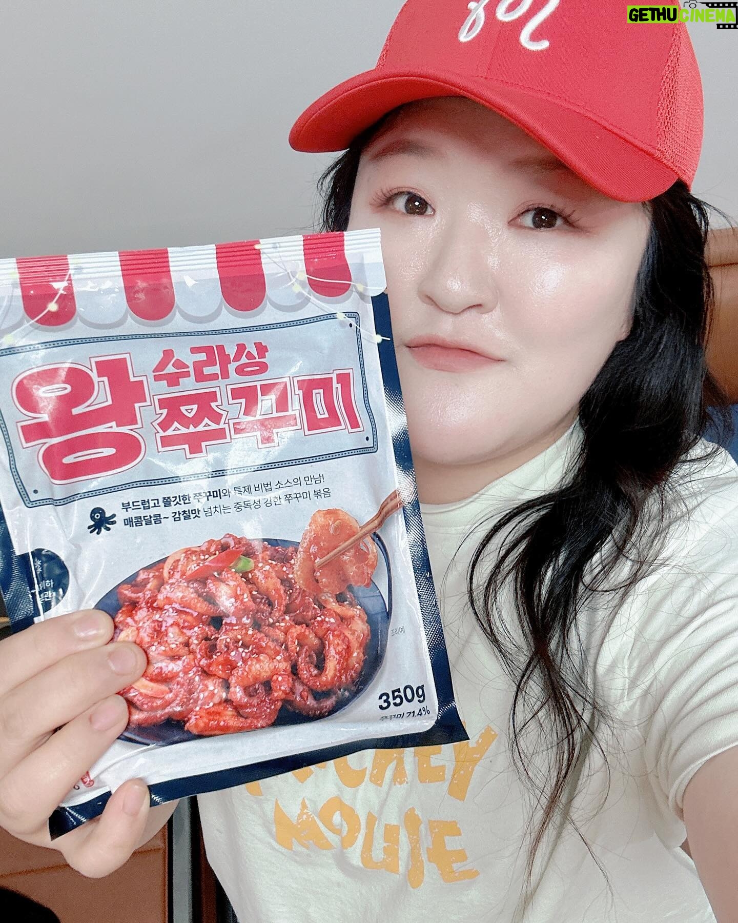 Lee Gook-ju Instagram - #쭈꾸미볶음 이런거 있다구 자랑하려고 올려욥 🤭 #왕수라상쭈꾸미 요즘 #최애템 냉동실에 가득!! 😎 조만간 소개해 드립죠🔥 매콤달콤 탱글 쭈꾸미🐙 차가운 콩나물국에 먹었더니 아따마~쥑이네😆