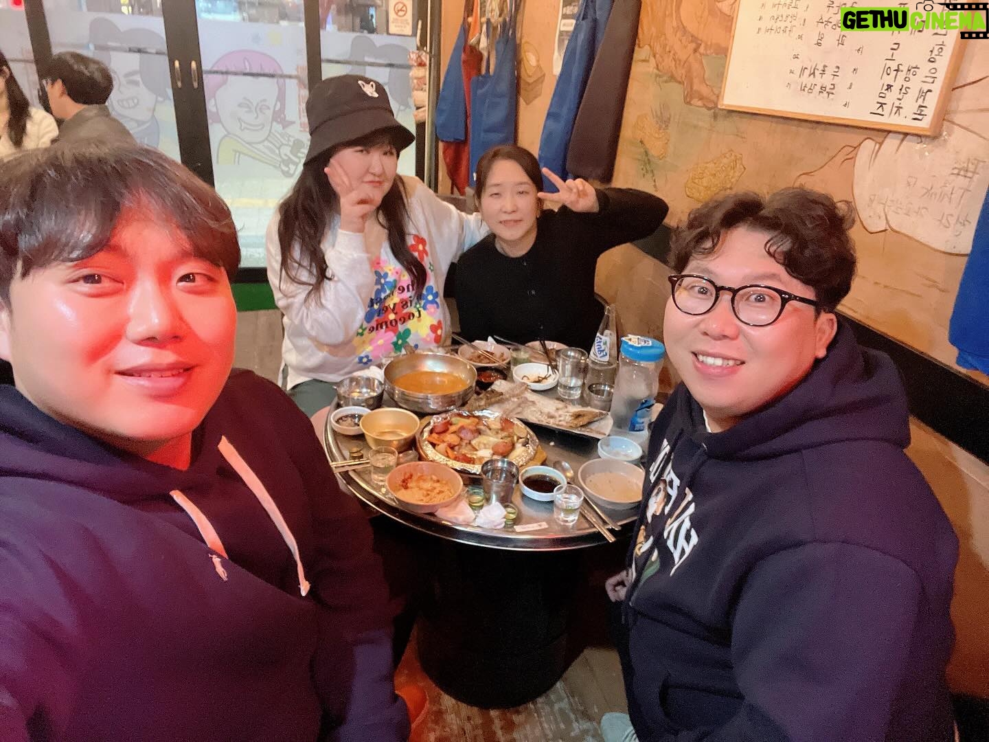 Lee Gook-ju Instagram - #친구 @sweeteunji0817 오랜만에 한국온 친구랑 거의 한달간 함께했네😊 떡볶이만 10번 먹은거 같은데...🤔ㅋㅋㅋ 내 지인들 동료들도 만나고 우리 가족도 만나고 울 바비랑도 친해지고 넘 좋은 시간들이였어~ 잘 놀있으니 우리 또 퐈이팅 하자구👍🏻 다음달엔 내가 갈게🖐🏻 마지막 떡볶이 먹자!!
