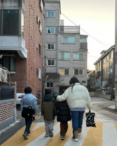 Lee Gook-ju Instagram - #동네친구들 대화가 아주 잘 통하는 성산동 친구들👍🏻 헤어진지 얼마 안됐다는 내칭구 니가 부럽다🫣 헤어졌다는건... 사귀어봤다는 거잖아 크~~~ 부럽다 칭구들아 공부 열심히 하구 또 보자🖐🏻