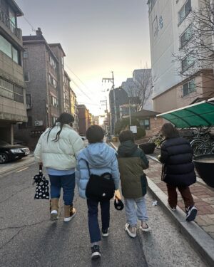 Lee Gook-ju Instagram - #동네친구들
대화가 아주 잘 통하는 성산동 친구들👍🏻
헤어진지 얼마 안됐다는 내칭구 니가 부럽다🫣
헤어졌다는건... 사귀어봤다는 거잖아 크~~~ 부럽다 칭구들아
공부 열심히 하구 또 보자🖐🏻
