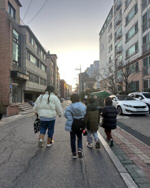 Lee Gook-ju Instagram - #동네친구들
대화가 아주 잘 통하는 성산동 친구들👍🏻
헤어진지 얼마 안됐다는 내칭구 니가 부럽다🫣
헤어졌다는건... 사귀어봤다는 거잖아 크~~~ 부럽다 칭구들아
공부 열심히 하구 또 보자🖐🏻