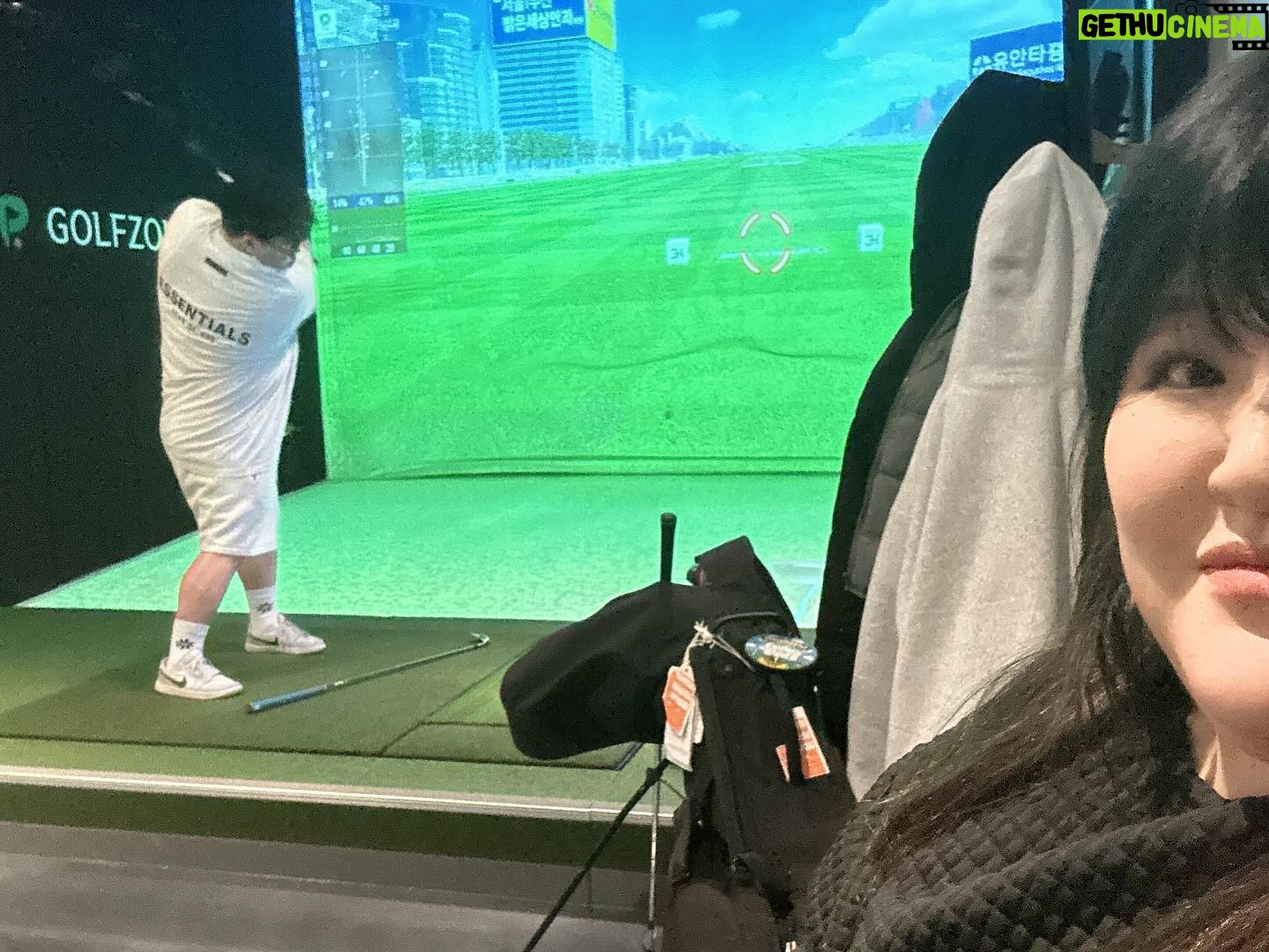 Lee Gook-ju Instagram - #골린이 나도 꽂히면..미친듯이 하는편 🫠 이왕 하는건 제대로 배워봐야지...쉽지않네 #골프 일주일에 장갑 하나씩 뚫리는 중 ㅋㅋ 작아서 터진거 아님🤔 유연하고 몸 잘쓰는 @y880410 와 수업중 화이팅!!