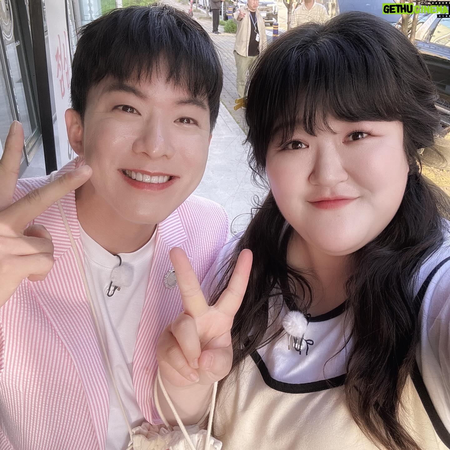 Lee Gook-ju Instagram - #최강식탁 #이대호 #이국주 #나태주 곧 삼남매랑 만나요 조합이 너무 신박하죠ㅋ 저도 첨에 응? 셋이?? 🤔 근데 첫 녹화부터 ㅋㅋ 넘나 즐거웠다는 🤍 예능18년차 이국주가 예능 2년차 이대호후배 끌고 갑니다ㅋ 막둥이 나태주 흥 좋고 대호오빠의 귀여움 까지 완벽👍🏻 기대해도 좋음 !! 6월16일 일요일 오후 10시 코미디TV