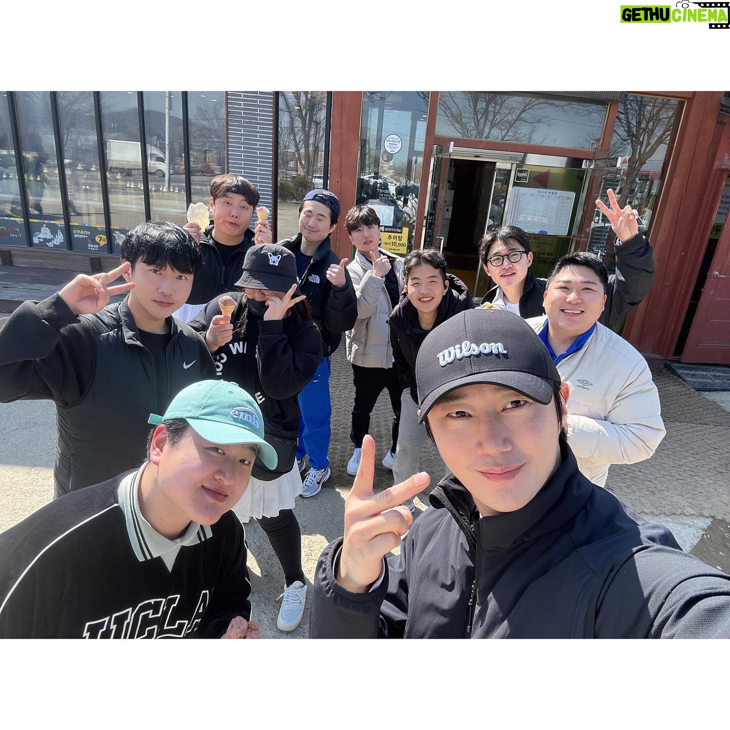 Lee Gook-ju Instagram - #테니스모임 두둥탁!! 밥 계산할때만 홍일점이란다... @gangjiniii 가만안둬 어제 한 잔 하신분들로 코트장에 알콜 냄새가 났다고.. ㅋㅋ 담에 일욜밤에 다같이 마시고 월욜 아침에 한번 칩시다 오늘 아침 레슨부터 세시간 게임에 추어탕까지 완벽했음🖐🏻 다들 한주 잘 보내구 만나욥👍🏻 . #금문테니스 #금문테니스장화전점 #테린이 #연예인테니스