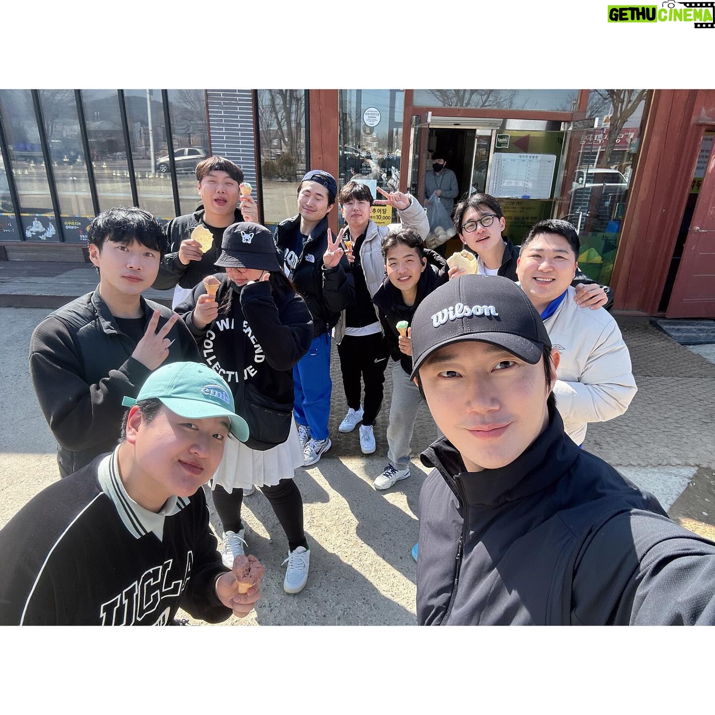 Lee Gook-ju Instagram - #테니스모임 두둥탁!! 밥 계산할때만 홍일점이란다... @gangjiniii 가만안둬 어제 한 잔 하신분들로 코트장에 알콜 냄새가 났다고.. ㅋㅋ 담에 일욜밤에 다같이 마시고 월욜 아침에 한번 칩시다 오늘 아침 레슨부터 세시간 게임에 추어탕까지 완벽했음🖐🏻 다들 한주 잘 보내구 만나욥👍🏻 . #금문테니스 #금문테니스장화전점 #테린이 #연예인테니스