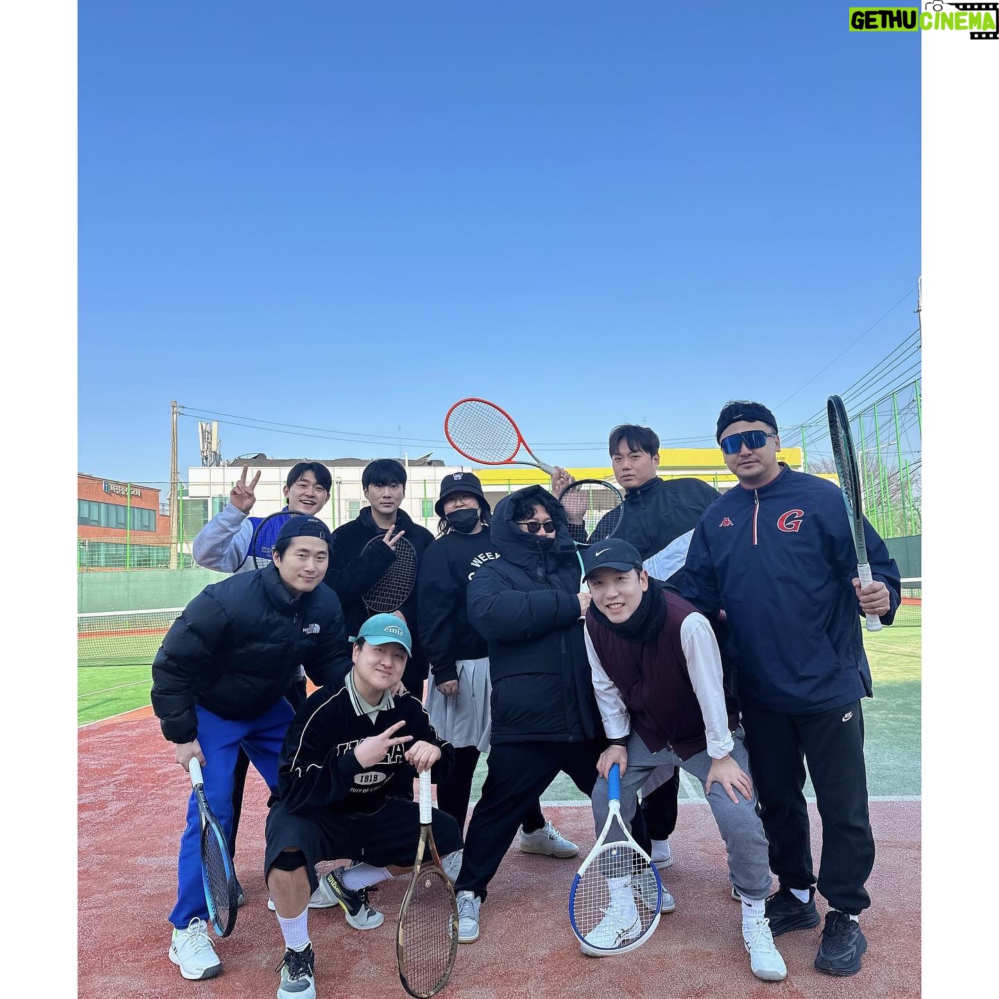 Lee Gook-ju Instagram - #테니스모임 두둥탁!! 밥 계산할때만 홍일점이란다... @gangjiniii 가만안둬 어제 한 잔 하신분들로 코트장에 알콜 냄새가 났다고.. ㅋㅋ 담에 일욜밤에 다같이 마시고 월욜 아침에 한번 칩시다 오늘 아침 레슨부터 세시간 게임에 추어탕까지 완벽했음🖐🏻 다들 한주 잘 보내구 만나욥👍🏻 . #금문테니스 #금문테니스장화전점 #테린이 #연예인테니스