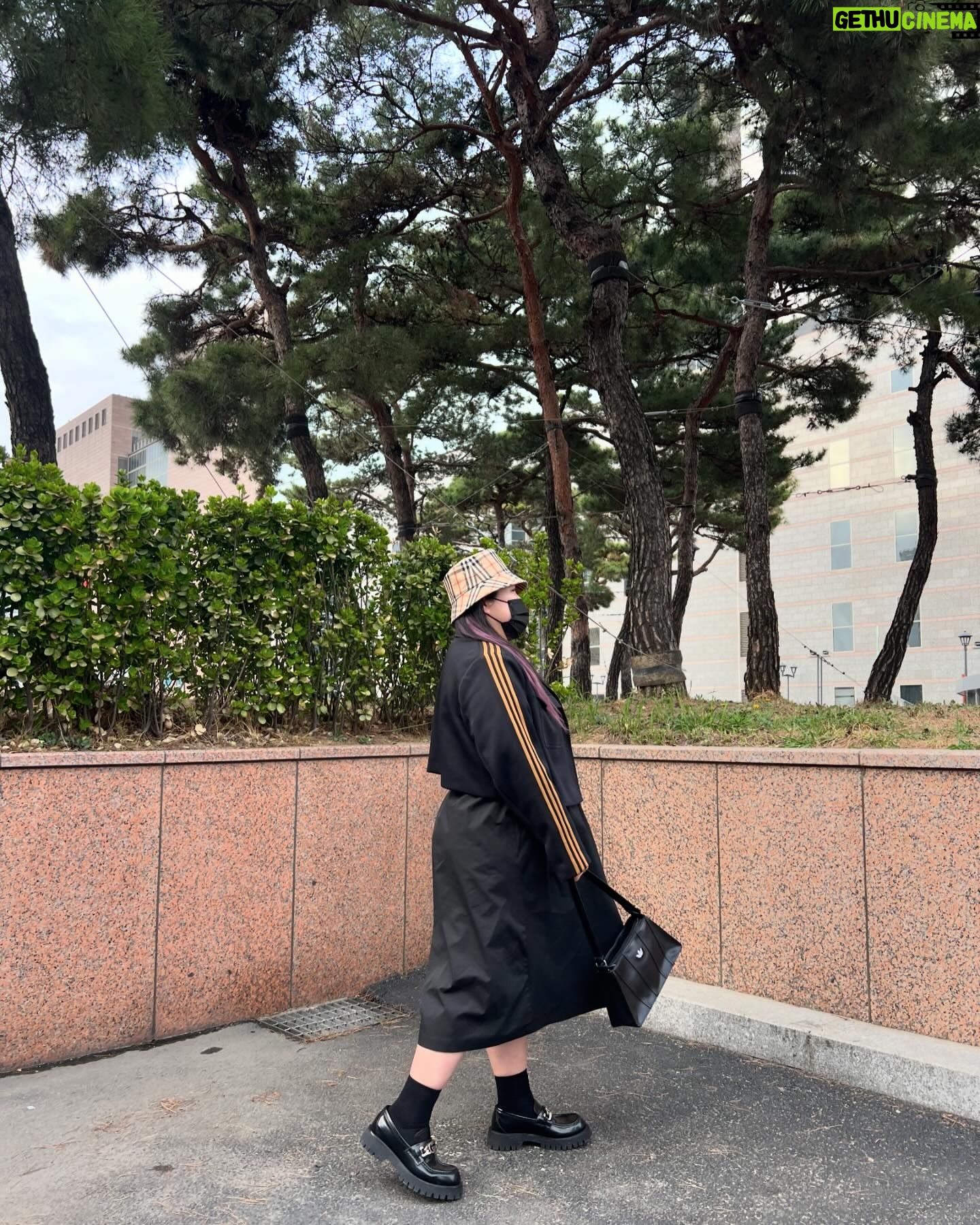 Lee Gook-ju Instagram - 오늘 또 새로운 취미를 만들러 갑니다 🤭 (사진은 오늘 아님) 요즘 테니스복 아님 골프복 아님 편한옷만 입으니... 사복입은 사진이 없네🥲 심지어 사복 사진보다 #먹찌빠 츄리닝 사진이 더 많음 ㅋㅋㅋㅋㅋㅋ