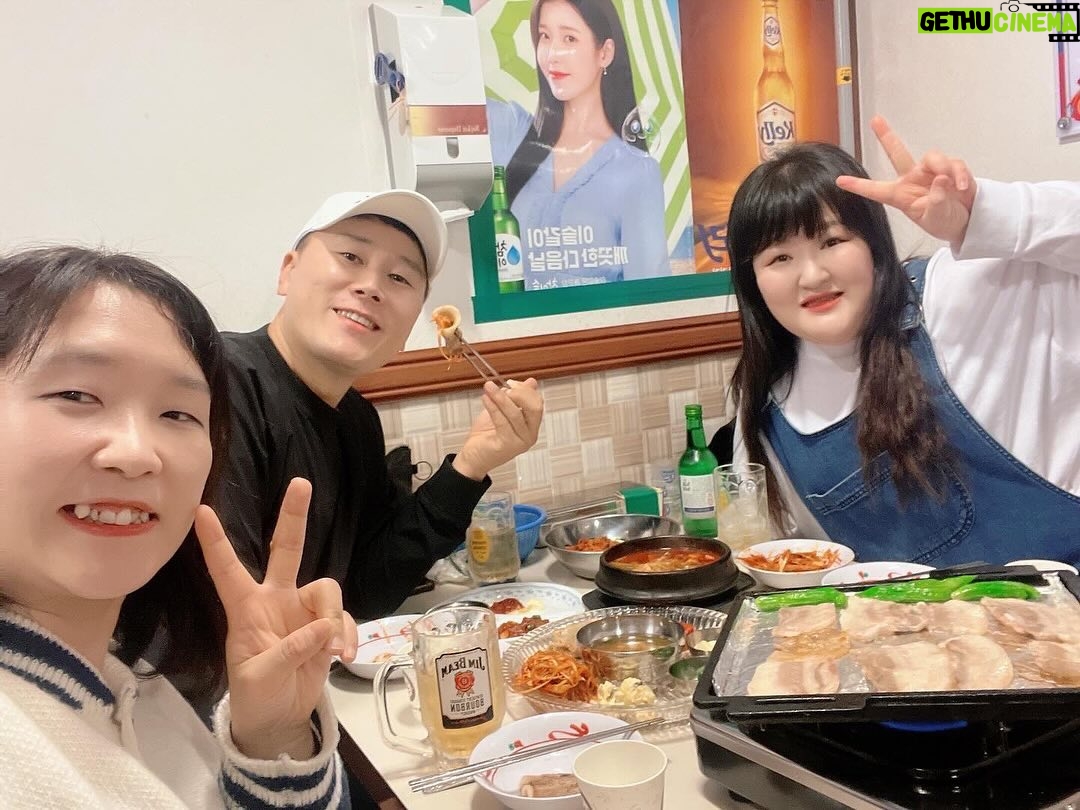 Lee Gook-ju Instagram - #친구 @sweeteunji0817 오랜만에 한국온 친구랑 거의 한달간 함께했네😊 떡볶이만 10번 먹은거 같은데...🤔ㅋㅋㅋ 내 지인들 동료들도 만나고 우리 가족도 만나고 울 바비랑도 친해지고 넘 좋은 시간들이였어~ 잘 놀있으니 우리 또 퐈이팅 하자구👍🏻 다음달엔 내가 갈게🖐🏻 마지막 떡볶이 먹자!!