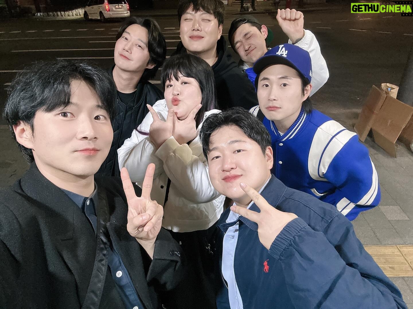 Lee Gook-ju Instagram - 즐거운 주말 오랜만에 대학로에서 @s_h1210 아우 공연 보기 #나의ps파트너 . 월요일 아침에 맛있게 해장 테니스 치려고 모여서 한잔!!!! 과연 다 나왔을까???ㅋㅋㅋㅋㅋㅋ . 현실은 빨리 해장국 먹고 싶다!!