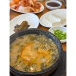 Lee Gook-ju Instagram - #테니스모임 두둥탁!! 밥 계산할때만 홍일점이란다... @gangjiniii 가만안둬 어제 한 잔 하신분들로 코트장에 알콜 냄새가 났다고.. ㅋㅋ 담에 일욜밤에 다같이 마시고 월욜 아침에 한번 칩시다 오늘 아침 레슨부터 세시간 게임에 추어탕까지 완벽했음🖐🏻 다들 한주 잘 보내구 만나욥👍🏻 . #금문테니스 #금문테니스장화전점 #테린이 #연예인테니스