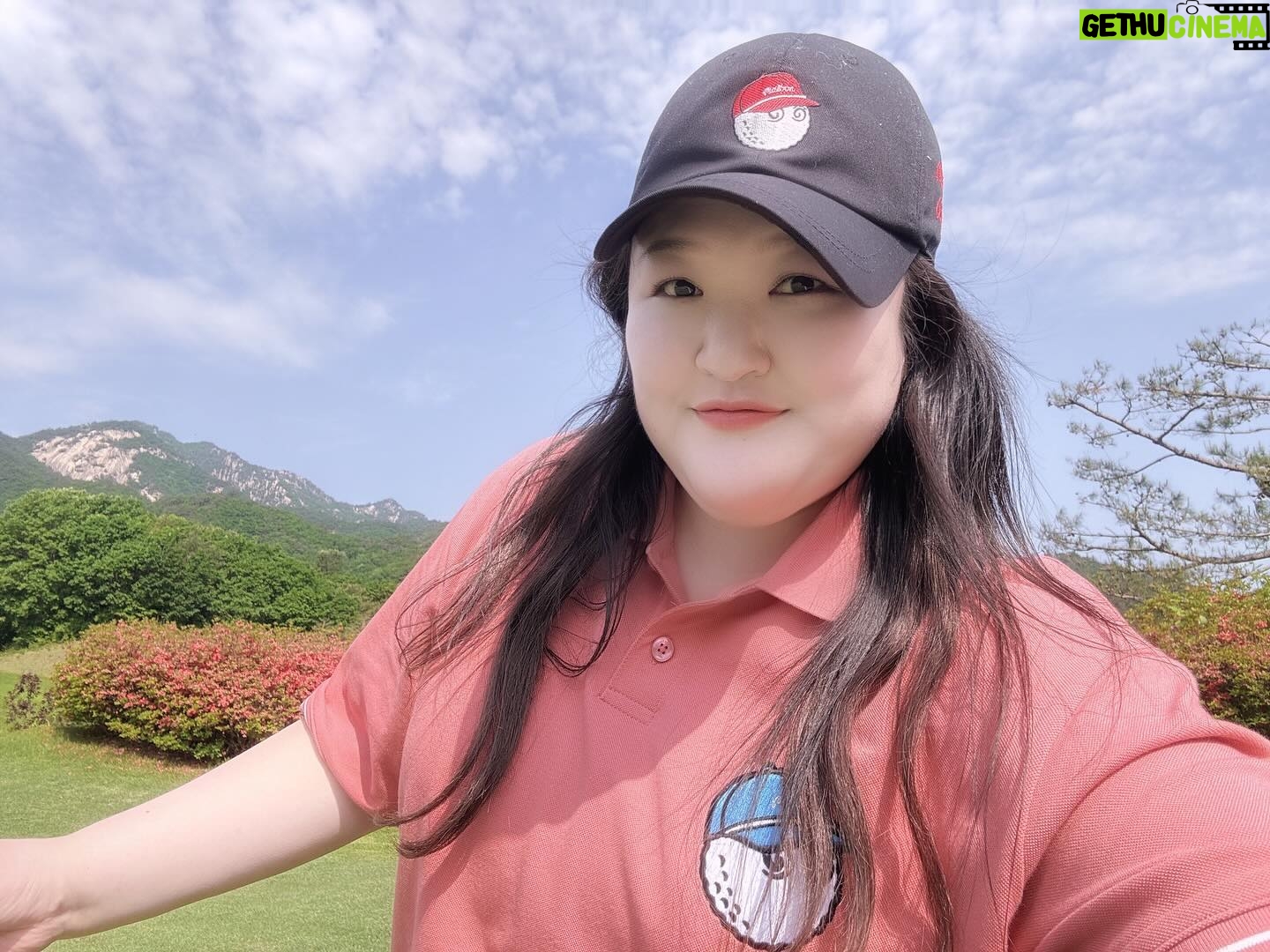 Lee Gook-ju Instagram - #좋은날 ☁️ 날씨 좋아서 행복했다🌸 #썬힐cc 뷰맛집 내가 자연을 좋아하는지 이제 알았네 ㅋ 몇개 쳤냐구욥? 즐겁게 쳤음 된겁니다 #골린이 @no_tax_ 완벽했던 골프장 초이스 @dh.kim_pro 열정 코치 @y880410 열정 리액션 이 맴버 어떤데 🤣 너무 웃었음 즐겼으니 이제 일하러🖐🏻 새벽 출근...