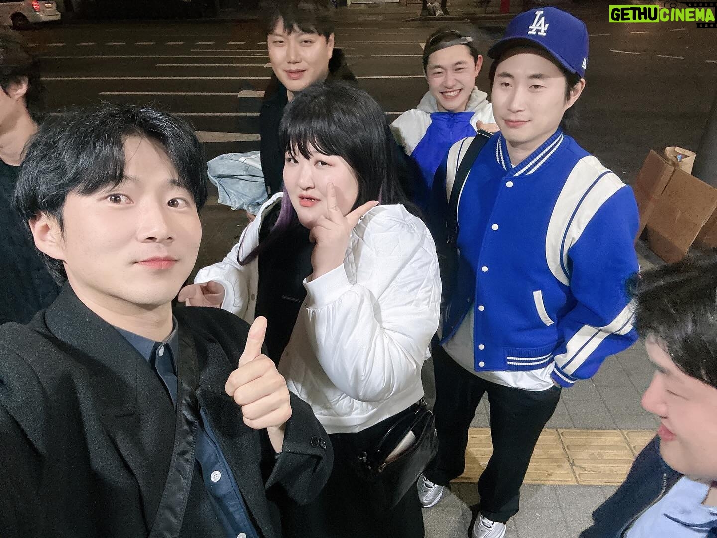 Lee Gook-ju Instagram - 즐거운 주말 오랜만에 대학로에서 @s_h1210 아우 공연 보기 #나의ps파트너 . 월요일 아침에 맛있게 해장 테니스 치려고 모여서 한잔!!!! 과연 다 나왔을까???ㅋㅋㅋㅋㅋㅋ . 현실은 빨리 해장국 먹고 싶다!!