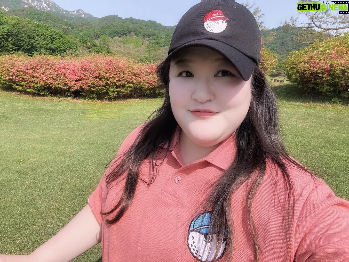 Lee Gook-ju Instagram - #좋은날 ☁️ 날씨 좋아서 행복했다🌸 #썬힐cc 뷰맛집 내가 자연을 좋아하는지 이제 알았네 ㅋ 몇개 쳤냐구욥? 즐겁게 쳤음 된겁니다 #골린이 @no_tax_ 완벽했던 골프장 초이스 @dh.kim_pro 열정 코치 @y880410 열정 리액션 이 맴버 어떤데 🤣 너무 웃었음 즐겼으니 이제 일하러🖐🏻 새벽 출근...