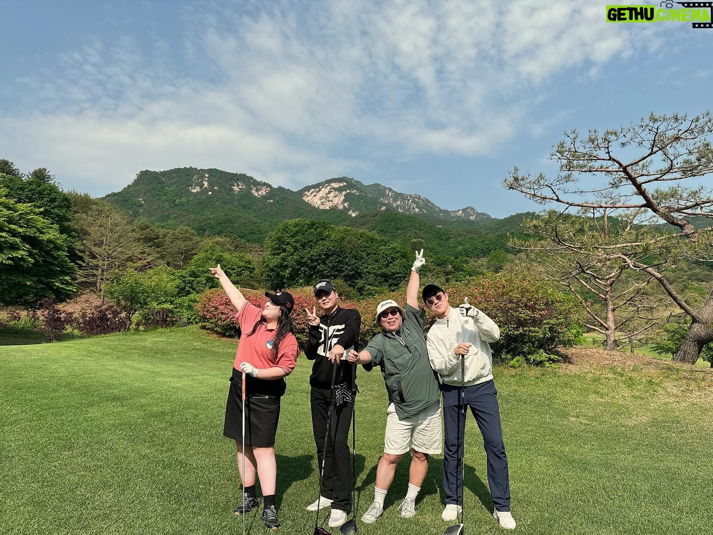 Lee Gook-ju Instagram - #좋은날 ☁️ 날씨 좋아서 행복했다🌸 #썬힐cc 뷰맛집 내가 자연을 좋아하는지 이제 알았네 ㅋ 몇개 쳤냐구욥? 즐겁게 쳤음 된겁니다 #골린이 @no_tax_ 완벽했던 골프장 초이스 @dh.kim_pro 열정 코치 @y880410 열정 리액션 이 맴버 어떤데 🤣 너무 웃었음 즐겼으니 이제 일하러🖐🏻 새벽 출근...