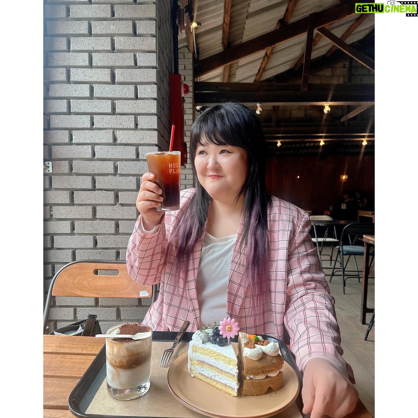 Lee Gook-ju Instagram - #달달구리 날씨가 좋아서 여기까지 왔네..🌸 칭구야 이제 한식도 좀 먹을까? @sweeteunji0817