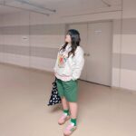 Lee Gook-ju Instagram - 초록좋아💚 아직 반바지는 아닌가.. 에취 #패셔니스타 는 패션도 앞서가지만 계절도 앞서가야 한다🥶 . . 티는 @jjoodangdang #쭈당당에 판매 중이구 바지는 곧 입고 예정 이랍니다 ✌🏻