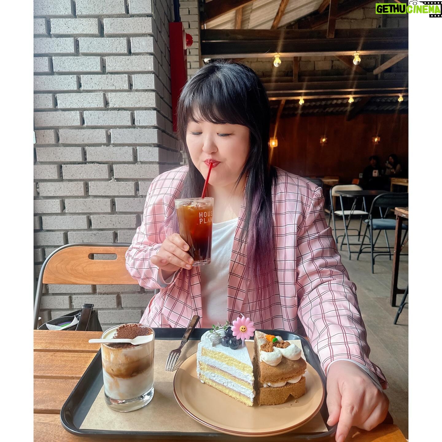 Lee Gook-ju Instagram - #달달구리 날씨가 좋아서 여기까지 왔네..🌸 칭구야 이제 한식도 좀 먹을까? @sweeteunji0817