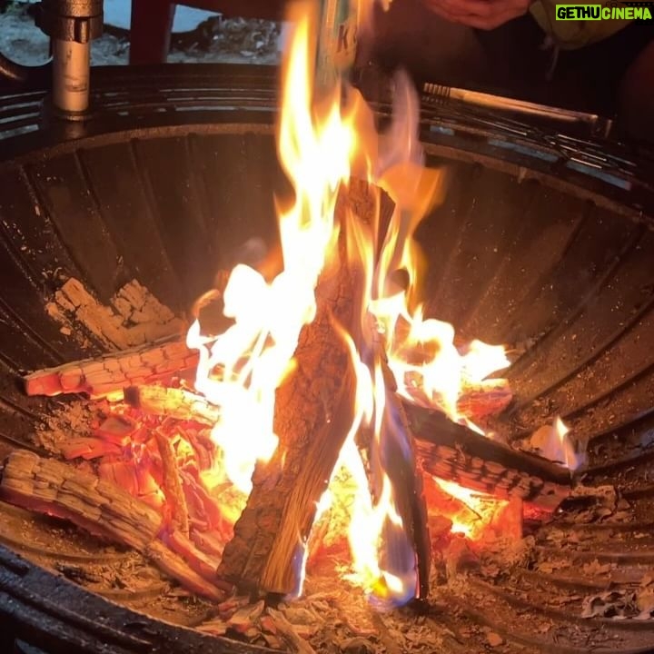 Lee Gook-ju Instagram - #불멍 장작 세박스를 다 태움 온몸에 불향이 바비 몸에도 불향이🔥 얼굴에 재가 떨어진지도 모르고 ㅋㅋ 점인줄.. 좀만 더 힐링할게요..