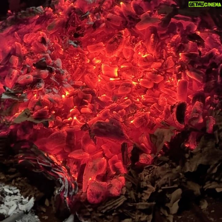 Lee Gook-ju Instagram - #불멍 장작 세박스를 다 태움 온몸에 불향이 바비 몸에도 불향이🔥 얼굴에 재가 떨어진지도 모르고 ㅋㅋ 점인줄.. 좀만 더 힐링할게요..