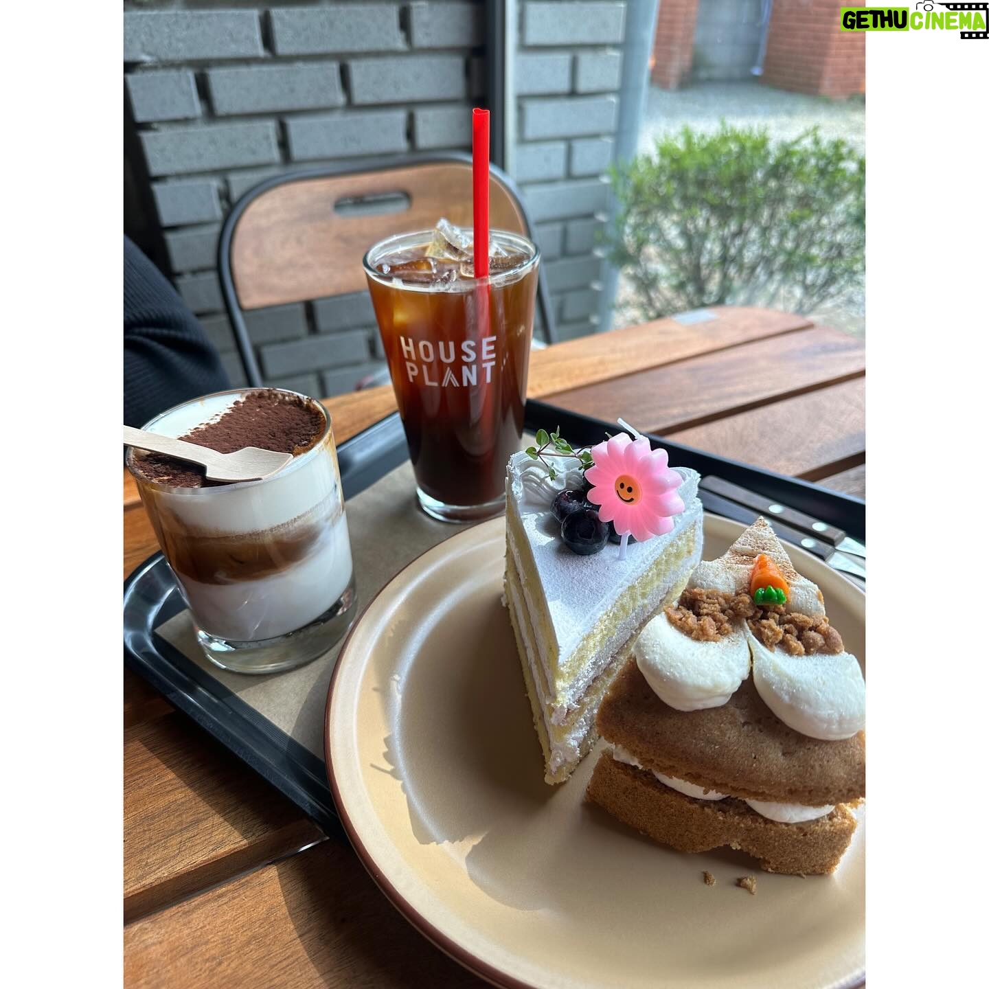 Lee Gook-ju Instagram - #달달구리 날씨가 좋아서 여기까지 왔네..🌸 칭구야 이제 한식도 좀 먹을까? @sweeteunji0817