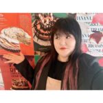 Lee Gook-ju Instagram - #달달한하루 빵순이 친구랑 @pie_intheshop #파이인더샵 5년 안에 먹은 파이중에 젤 맛있다고 하길래.. 5년 전에 먹은 파이는 뭔데 라고 했더니 말을 못하네.. 그럼 6년 안에 먹은 파이 중에 젤 맛있는 걸로 하자🤣 . 사장님 파이 선물 감사해요🖐🏻 제 싸인 값보다 비싼 거 같은데... 몇 장 더 해드릴 걸 그랬나🤔