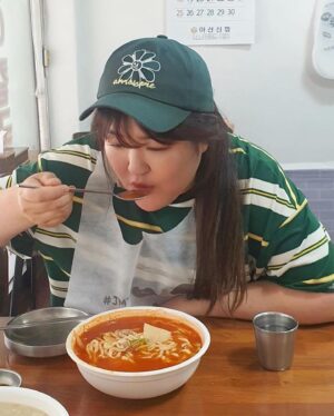 Lee Gook-ju Instagram - 작년 여름 교복이던 티..🤭
초록 모자에서 파란 모자로만 바꿨을뿐...ㅋㅋ
뭐야 나 유행을 앞서나가는 뇨자였뉍🤣
무튼 어제는 맥주에 막사였음✌🏻