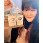 Lee Gook-ju Instagram - #달달한하루 빵순이 친구랑 @pie_intheshop #파이인더샵 5년 안에 먹은 파이중에 젤 맛있다고 하길래.. 5년 전에 먹은 파이는 뭔데 라고 했더니 말을 못하네.. 그럼 6년 안에 먹은 파이 중에 젤 맛있는 걸로 하자🤣 . 사장님 파이 선물 감사해요🖐🏻 제 싸인 값보다 비싼 거 같은데... 몇 장 더 해드릴 걸 그랬나🤔