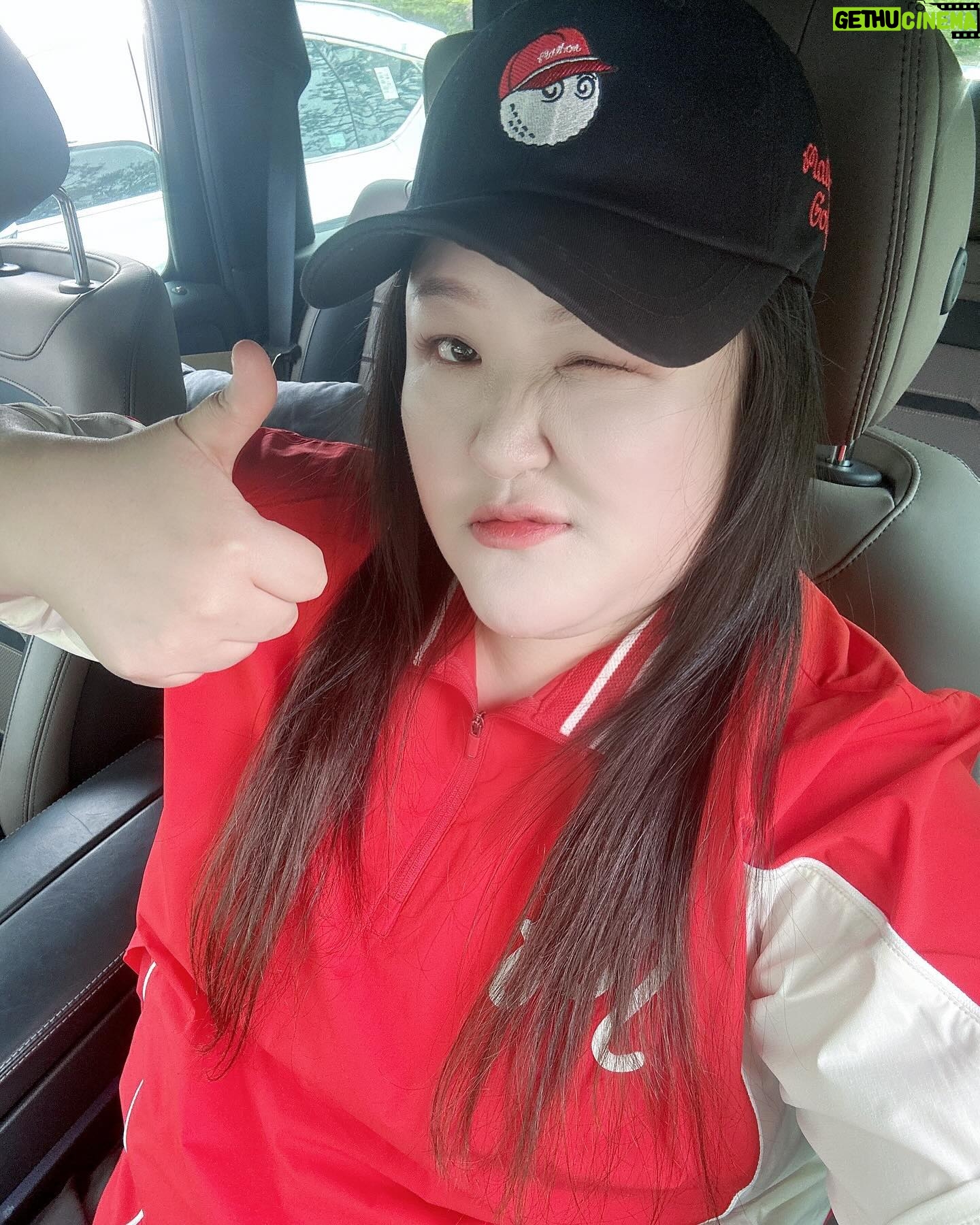 Lee Gook-ju Instagram - 오늘은 레드♥️ 웃을수 있는 시간은 지금 차안에서..ㅋㅋ 내려서 부터는 웃을수 없을거 같다 hahahahahahaha 어차피 난 #골린이 #명랑골프 많이 걷고 와야지!!!🤭 #남부cc 주차장에서 오늘의 마지막 웃음 풉!!